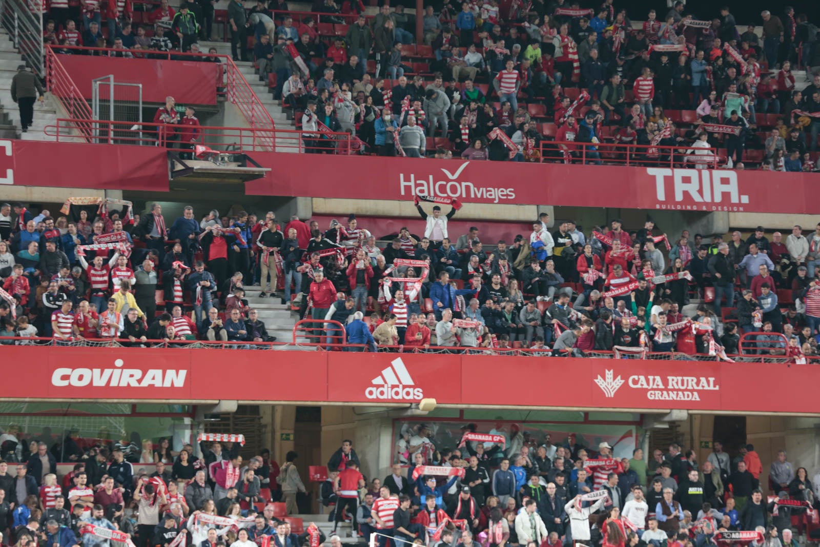 Encuéntrate en la grada en el Granada - Ponferradina