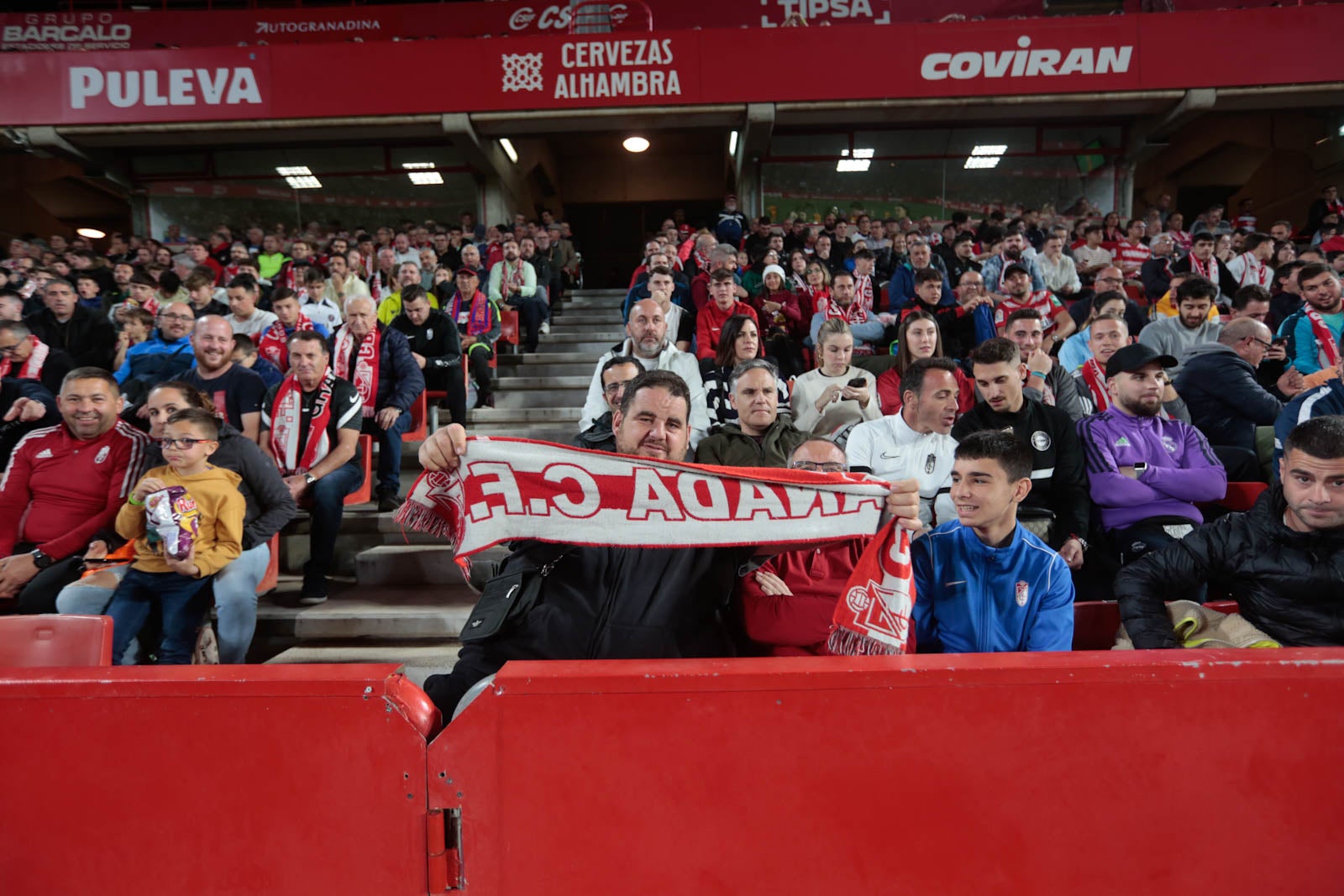 Encuéntrate en la grada en el Granada - Ponferradina