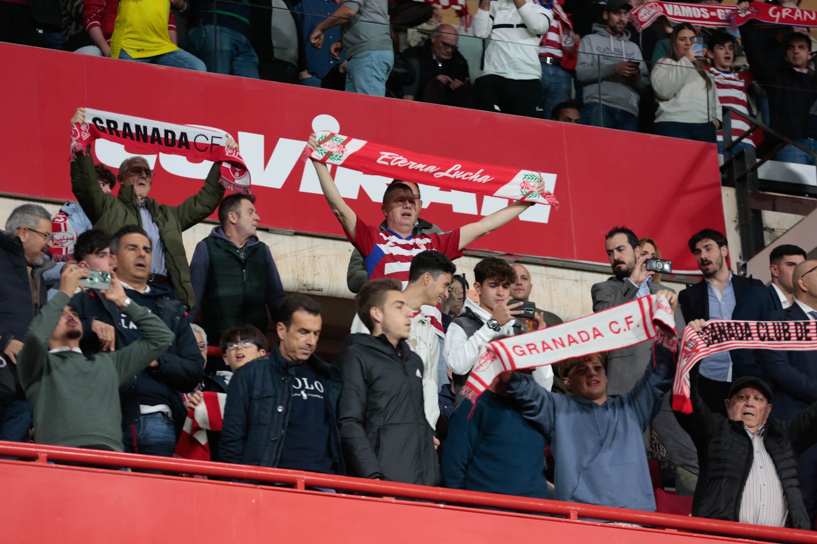 Encuéntrate en la grada en el Granada - Ponferradina