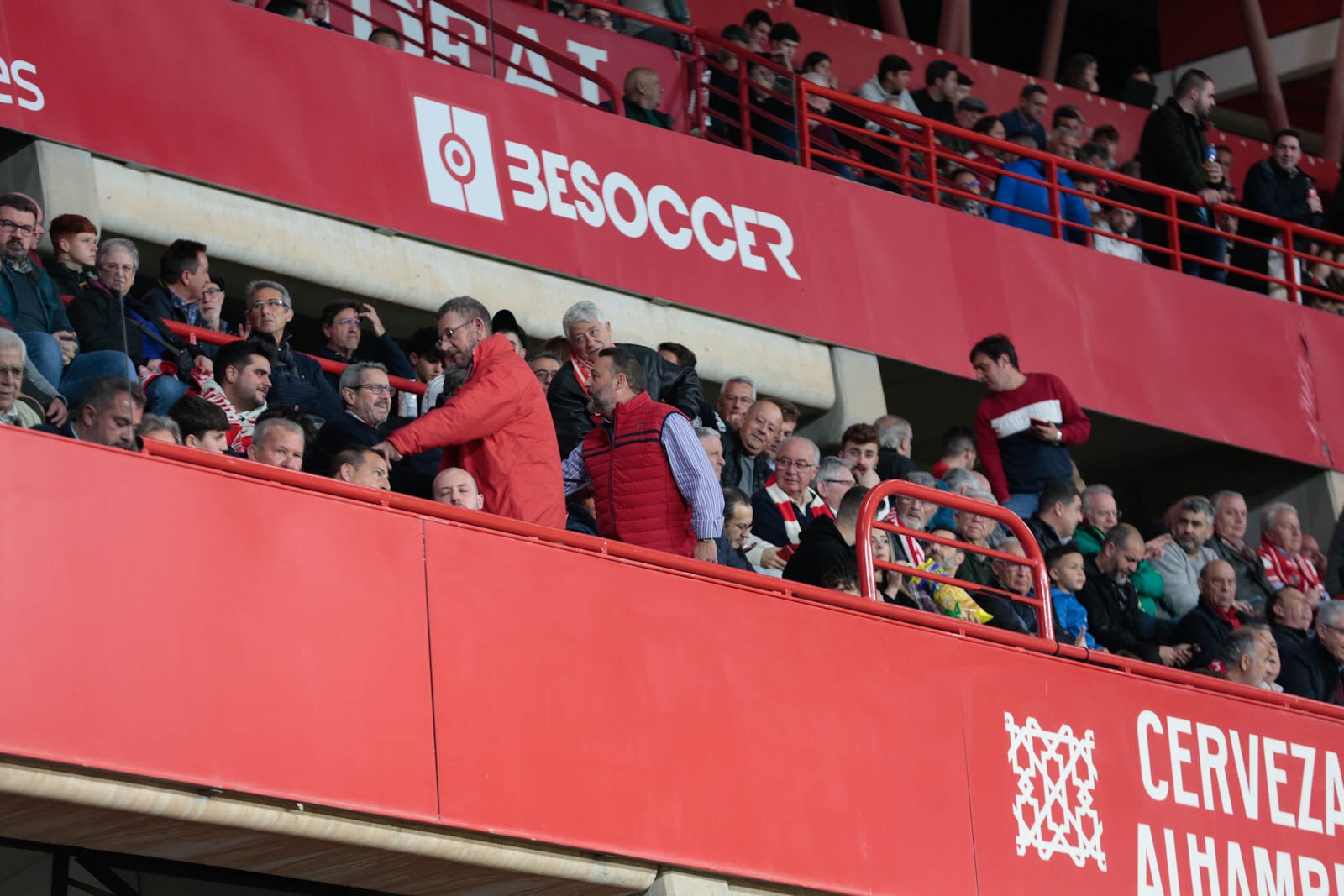 Encuéntrate en la grada en el Granada - Ponferradina