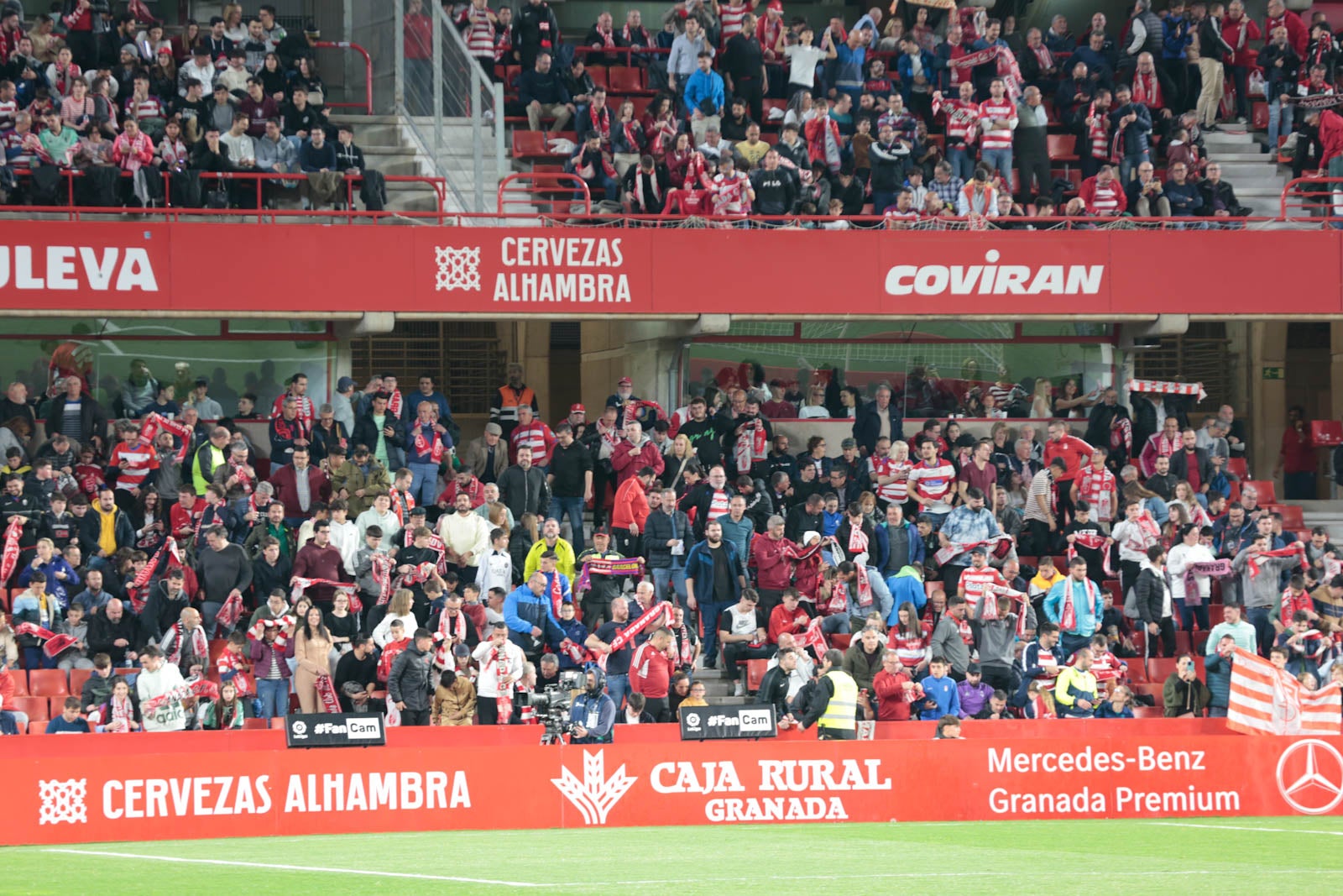Encuéntrate en la grada en el Granada - Ponferradina