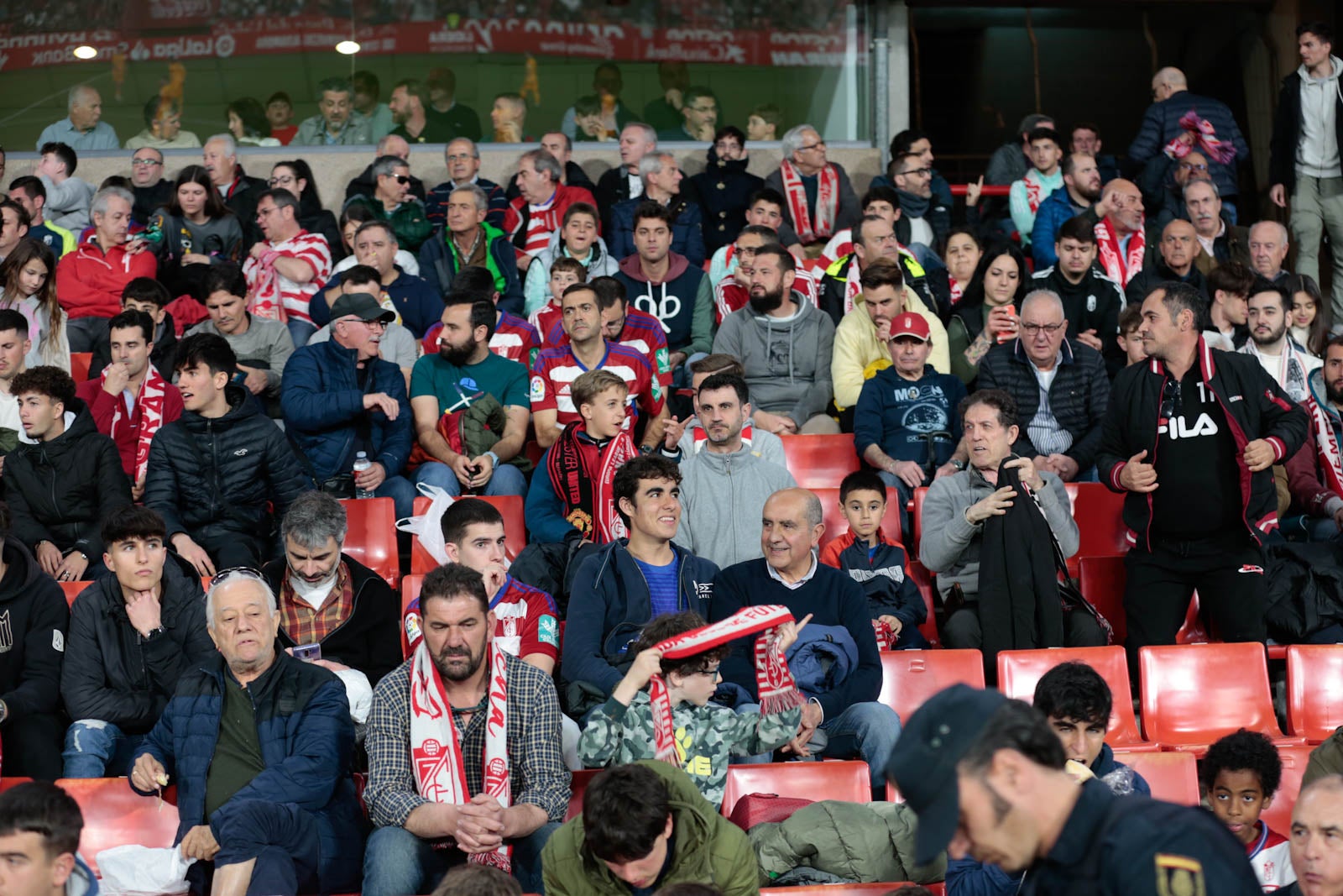 Encuéntrate en la grada en el Granada - Ponferradina