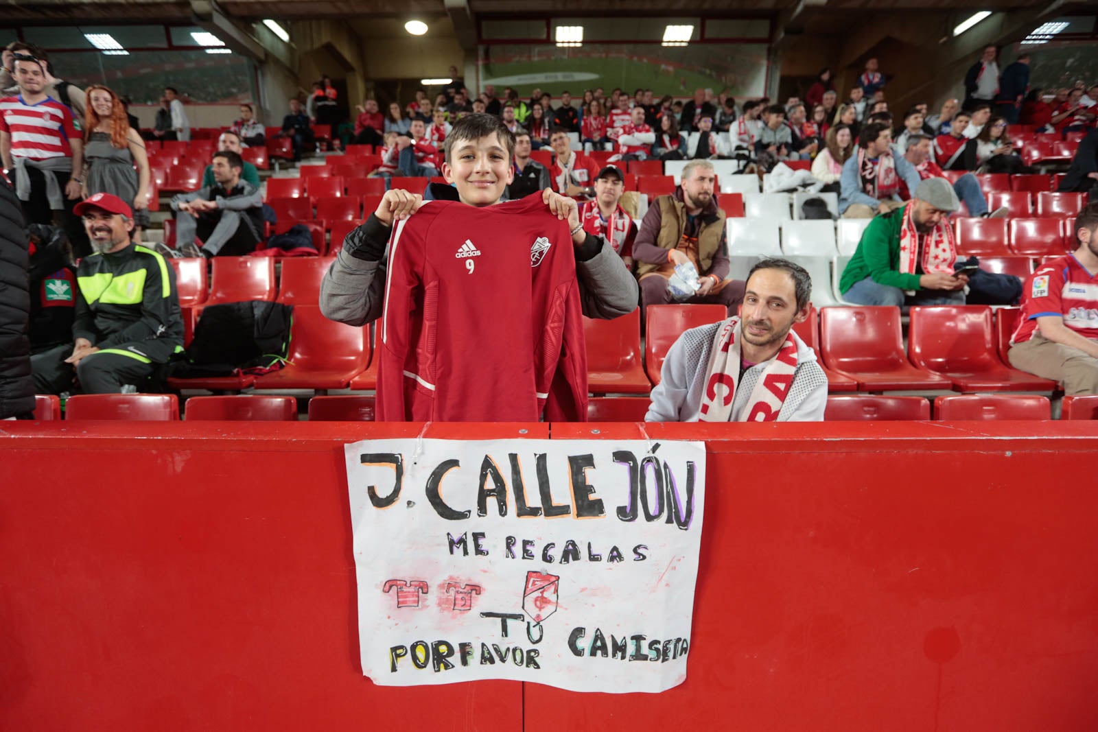 Encuéntrate en la grada en el Granada - Ponferradina