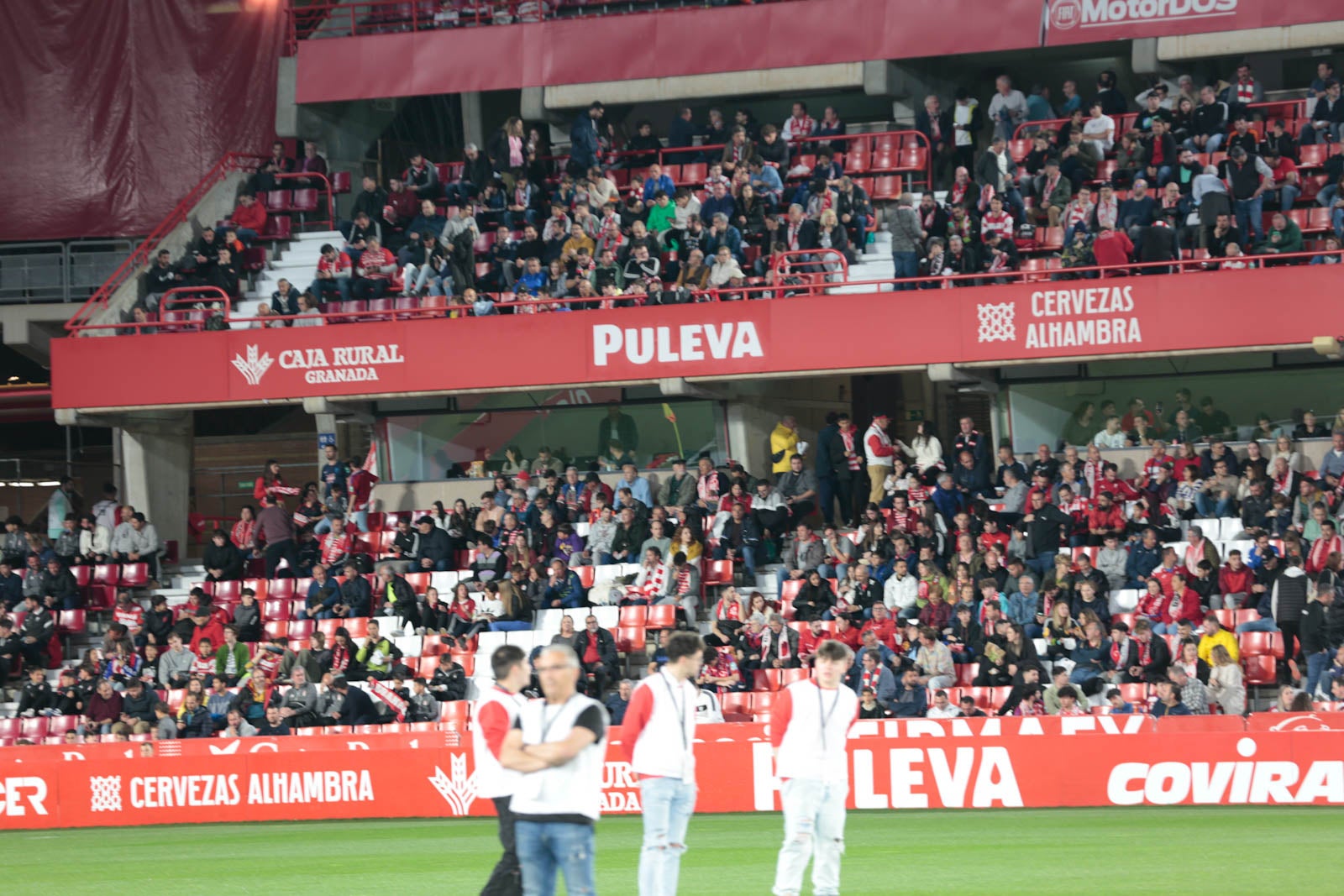 Encuéntrate en la grada en el Granada - Ponferradina