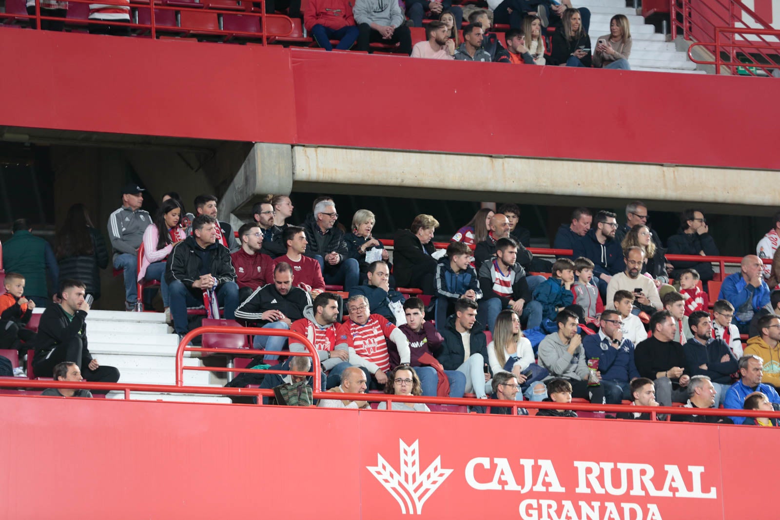 Encuéntrate en la grada en el Granada - Ponferradina