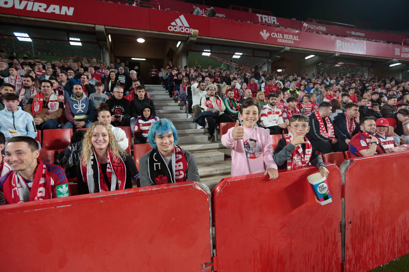 Encuéntrate en la grada en el Granada - Ponferradina