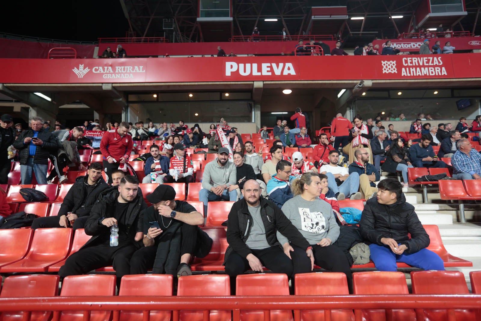 Encuéntrate en la grada en el Granada - Ponferradina