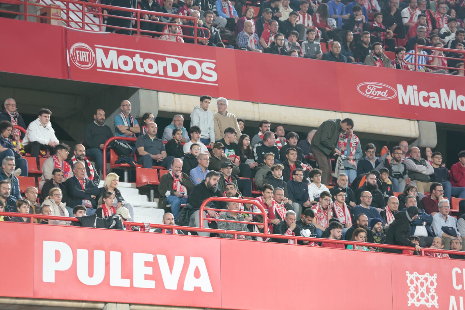 Encuéntrate en la grada en el Granada - Ponferradina