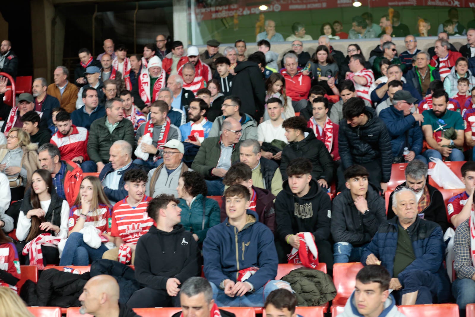 Encuéntrate en la grada en el Granada - Ponferradina