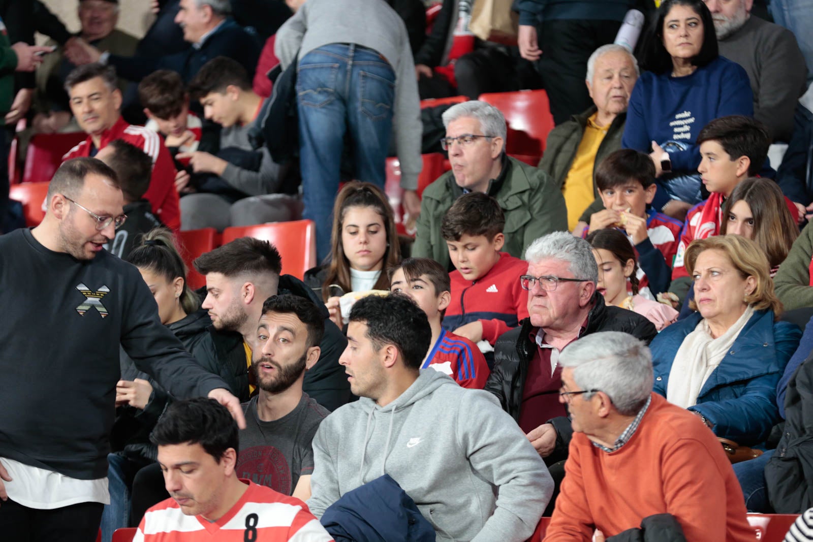 Encuéntrate en la grada en el Granada - Ponferradina