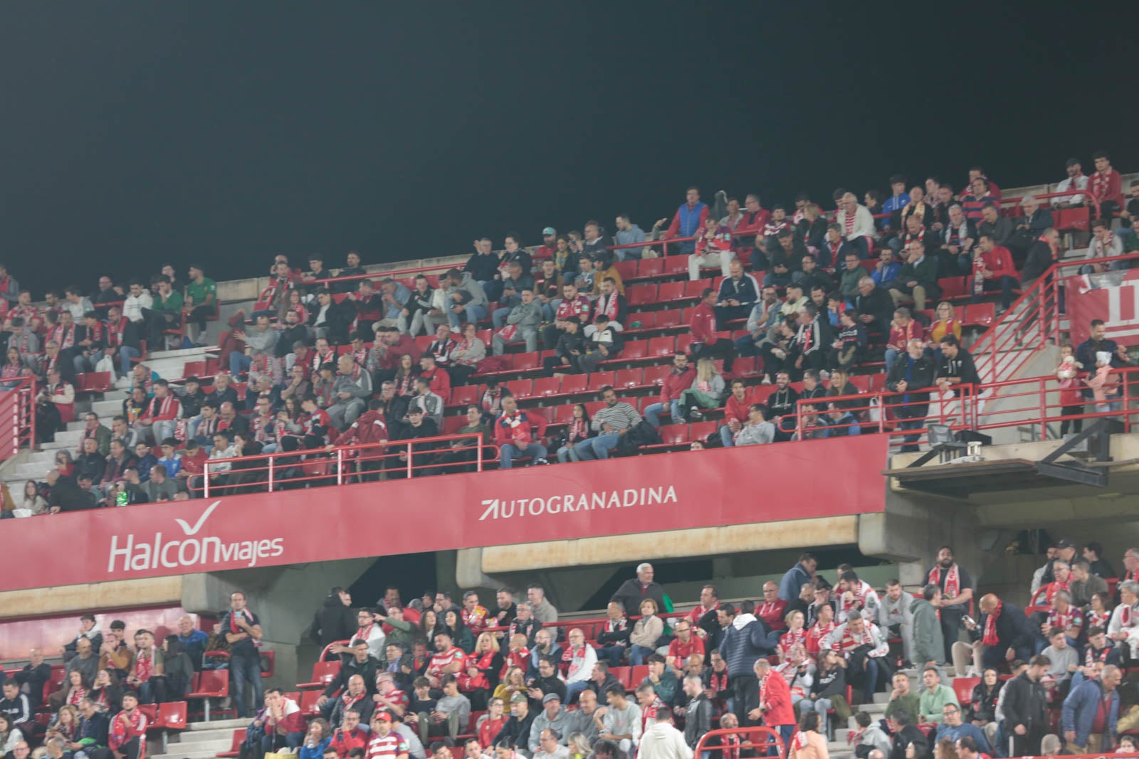 Encuéntrate en la grada en el Granada - Ponferradina