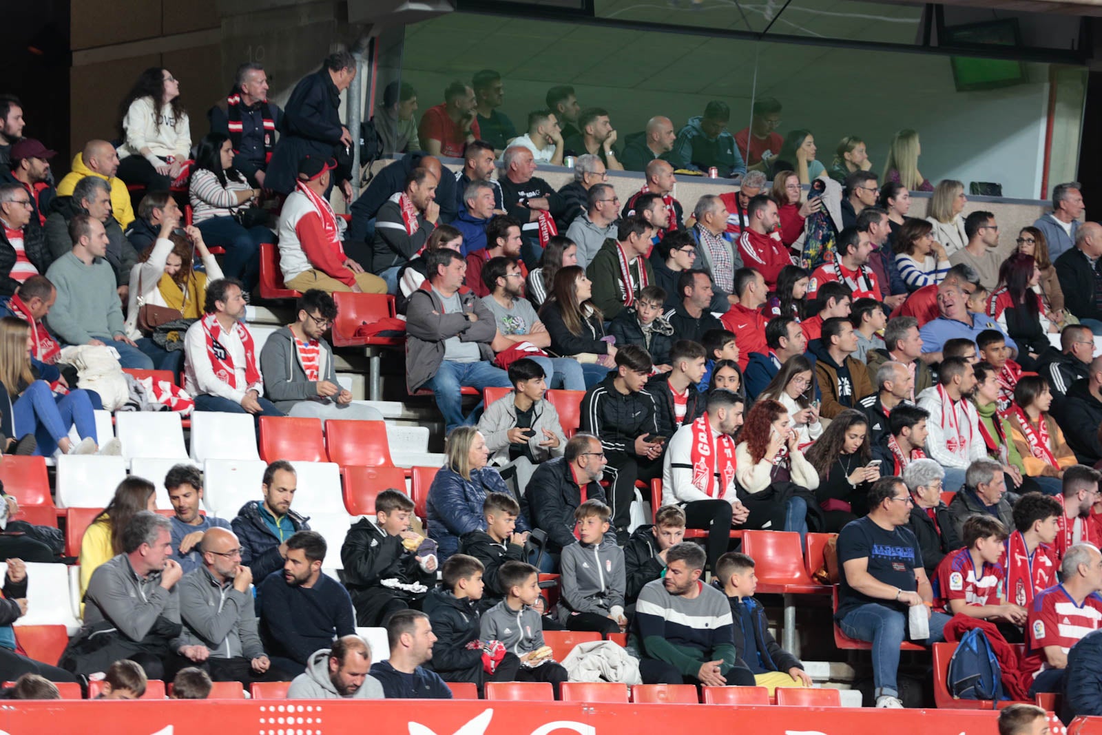 Encuéntrate en la grada en el Granada - Ponferradina
