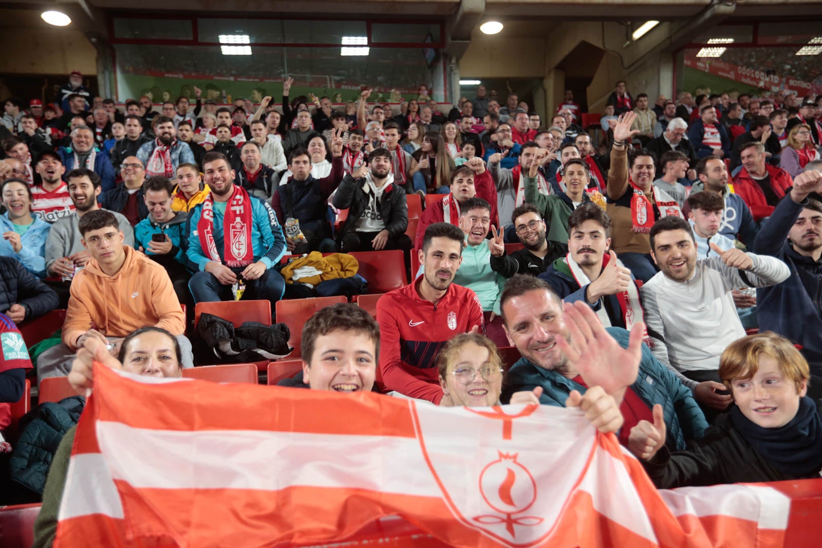 Encuéntrate en la grada en el Granada - Ponferradina