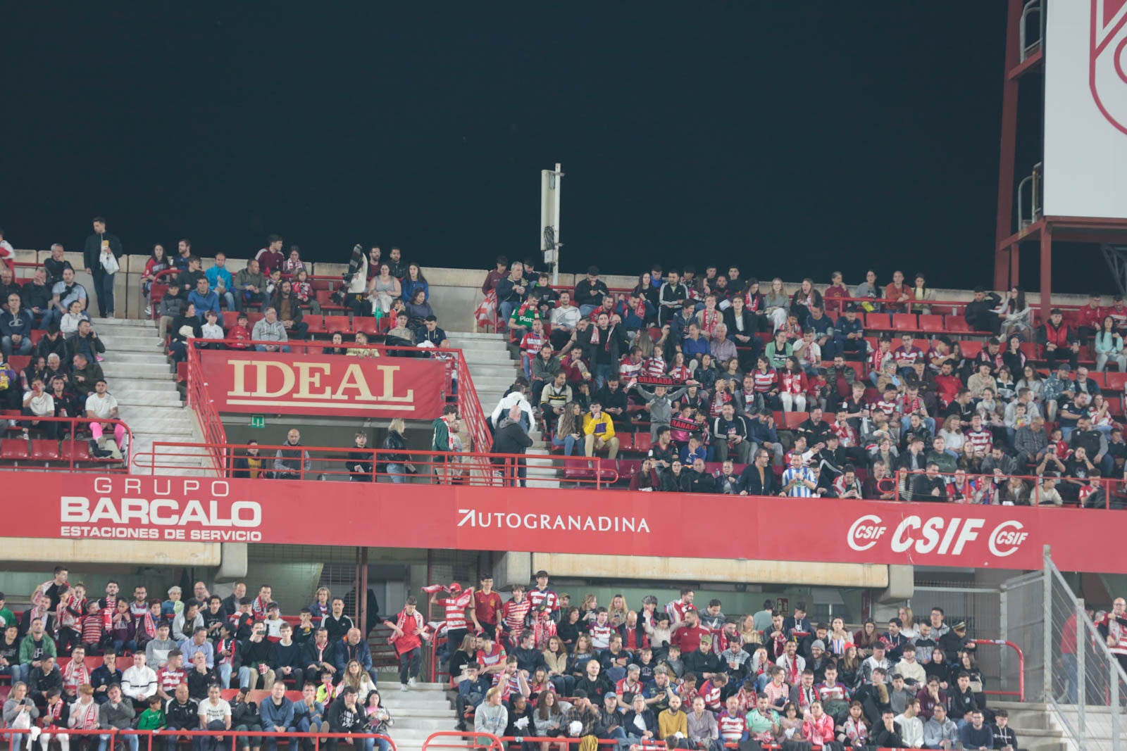 Encuéntrate en la grada en el Granada - Ponferradina