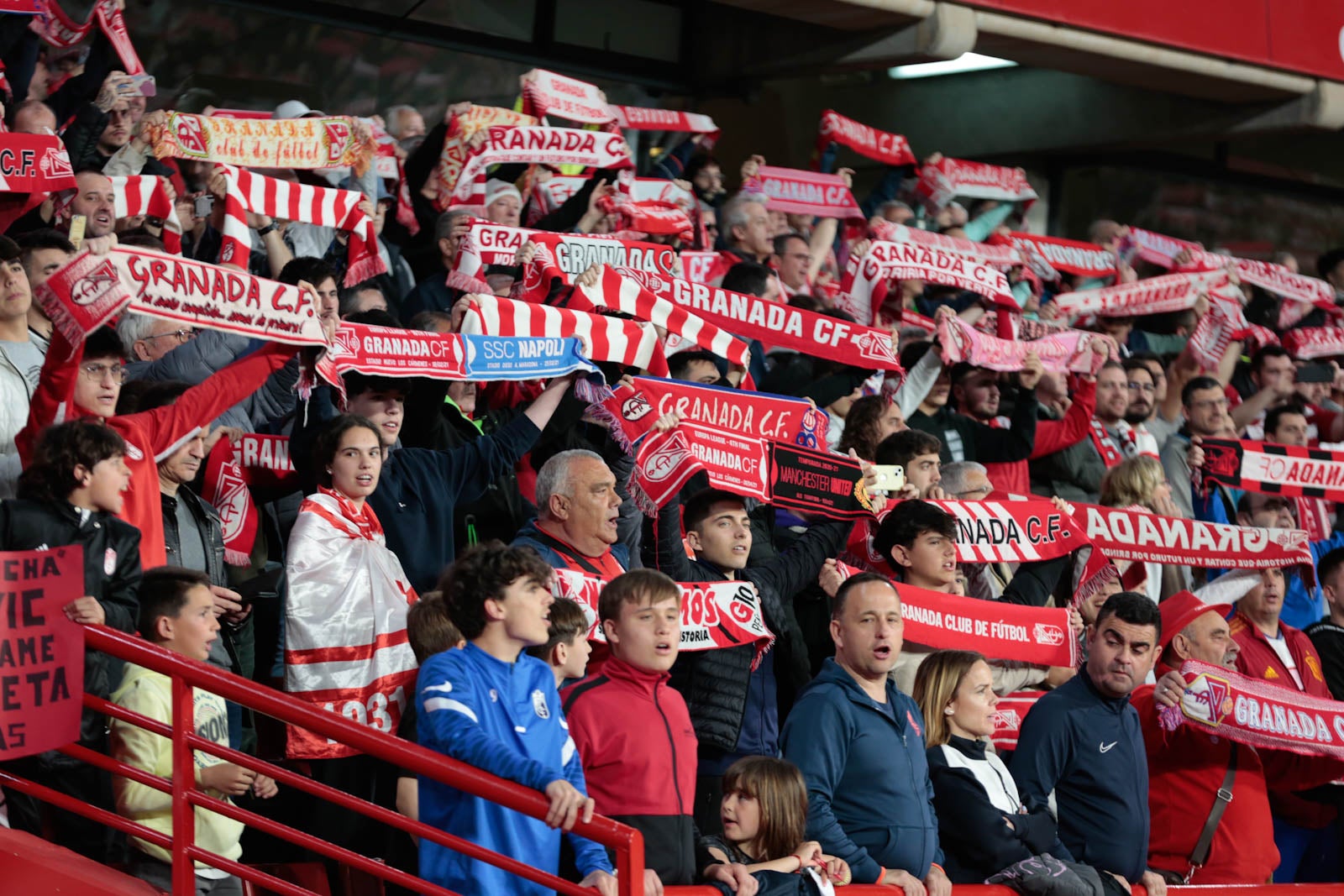 Encuéntrate en la grada en el Granada - Ponferradina