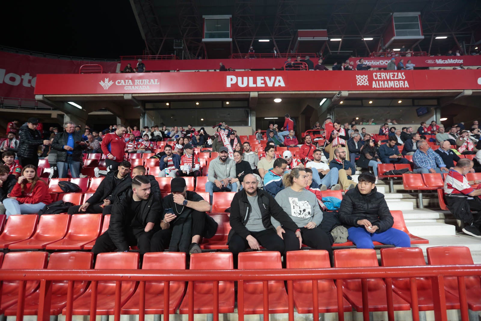 Encuéntrate en la grada en el Granada - Ponferradina