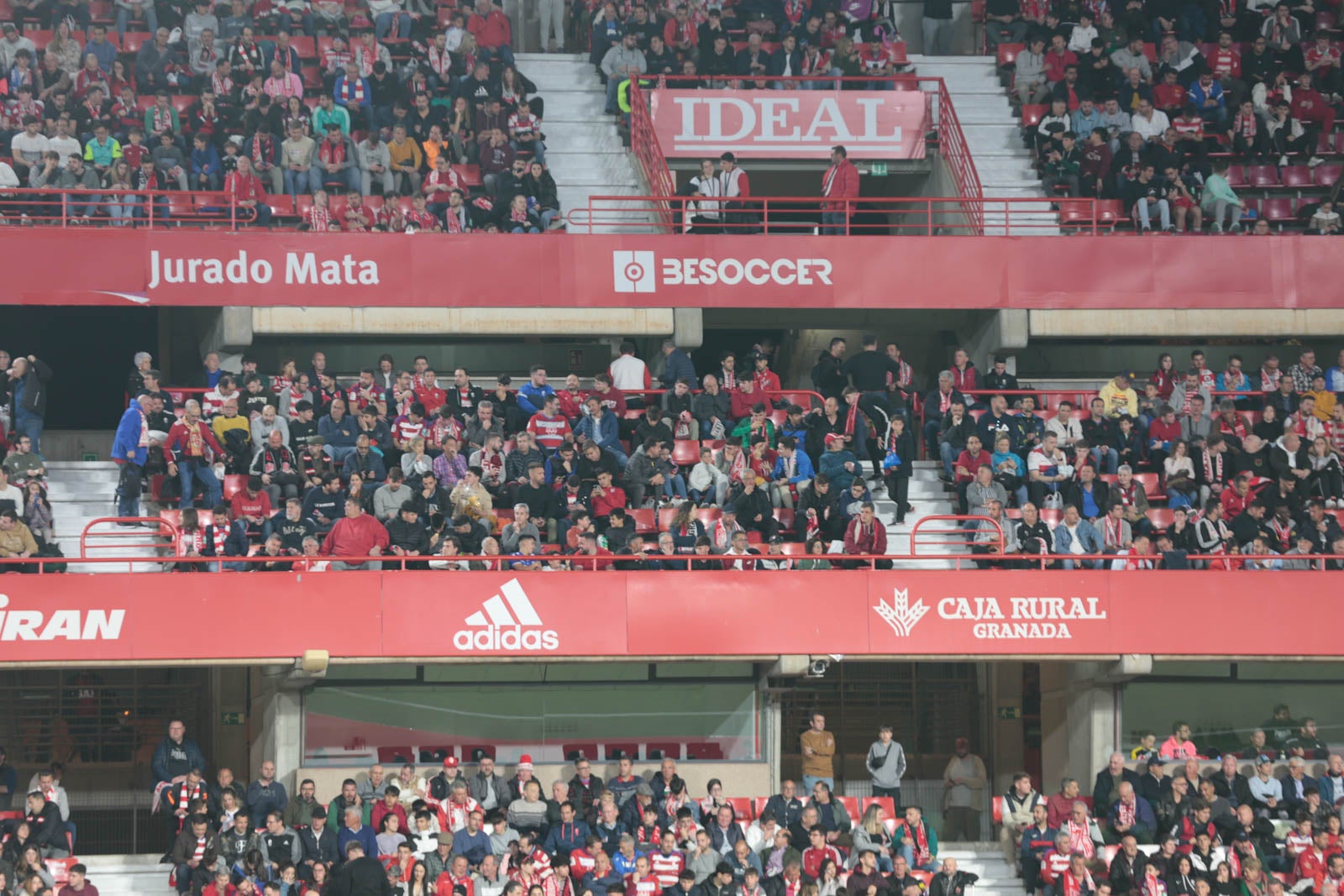 Encuéntrate en la grada en el Granada - Ponferradina