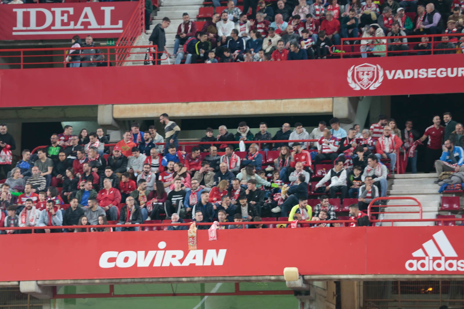 Encuéntrate en la grada en el Granada - Ponferradina