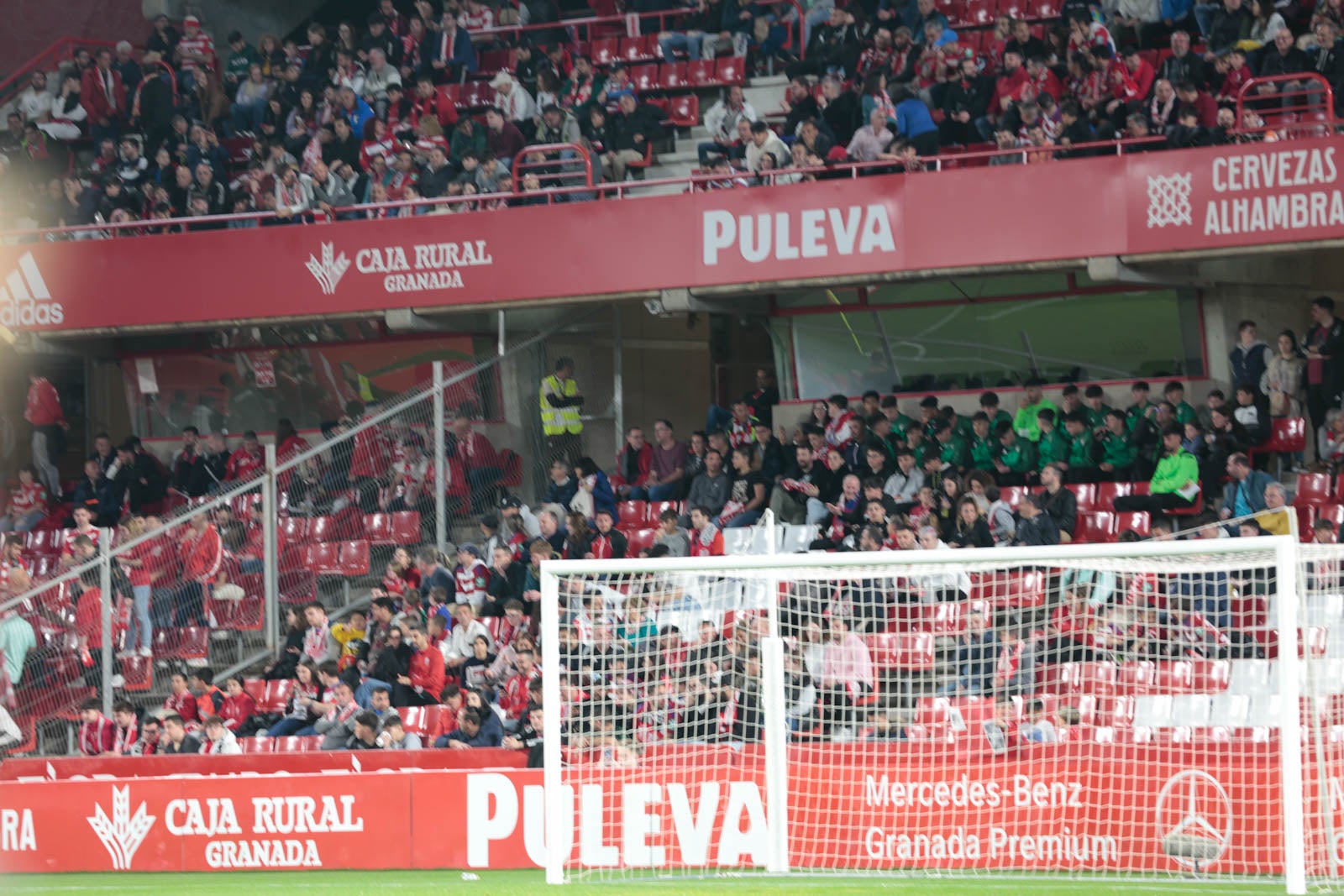 Encuéntrate en la grada en el Granada - Ponferradina