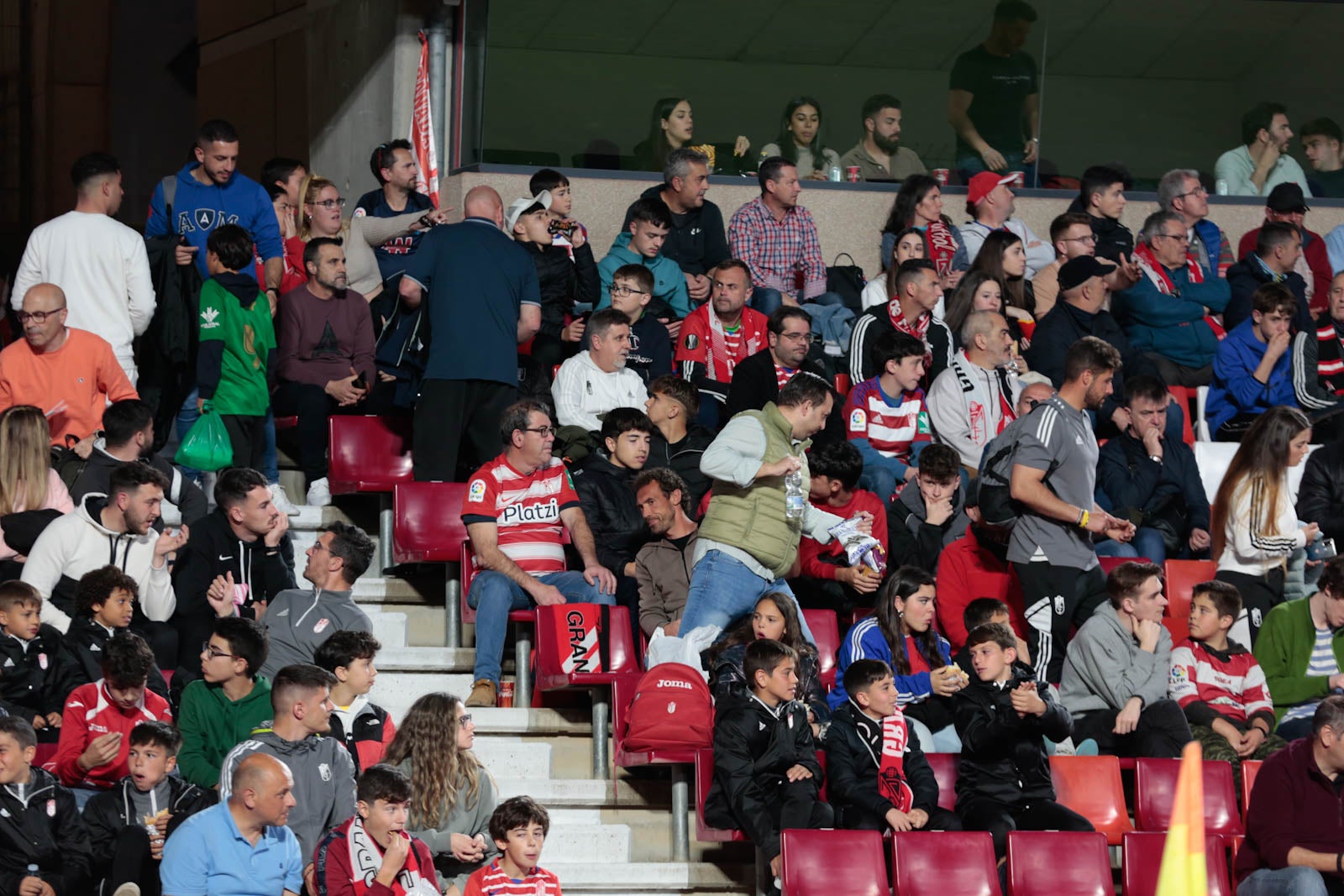 Encuéntrate en la grada en el Granada - Ponferradina