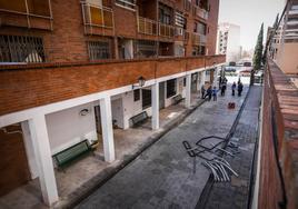 A la izquierda, vivienda en la que ocurrió la explosión. En el pavimento, las rejas catapultadas por la onda expansiva.