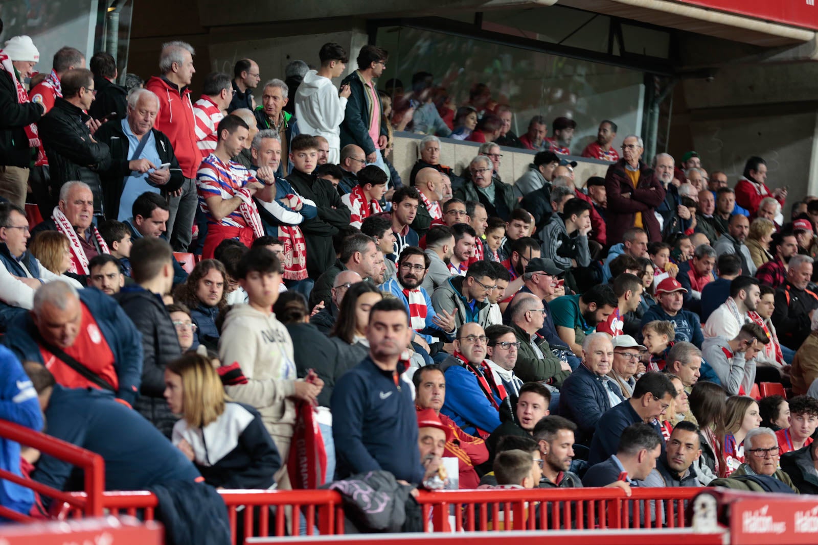 Encuéntrate en la grada en el Granada - Ponferradina
