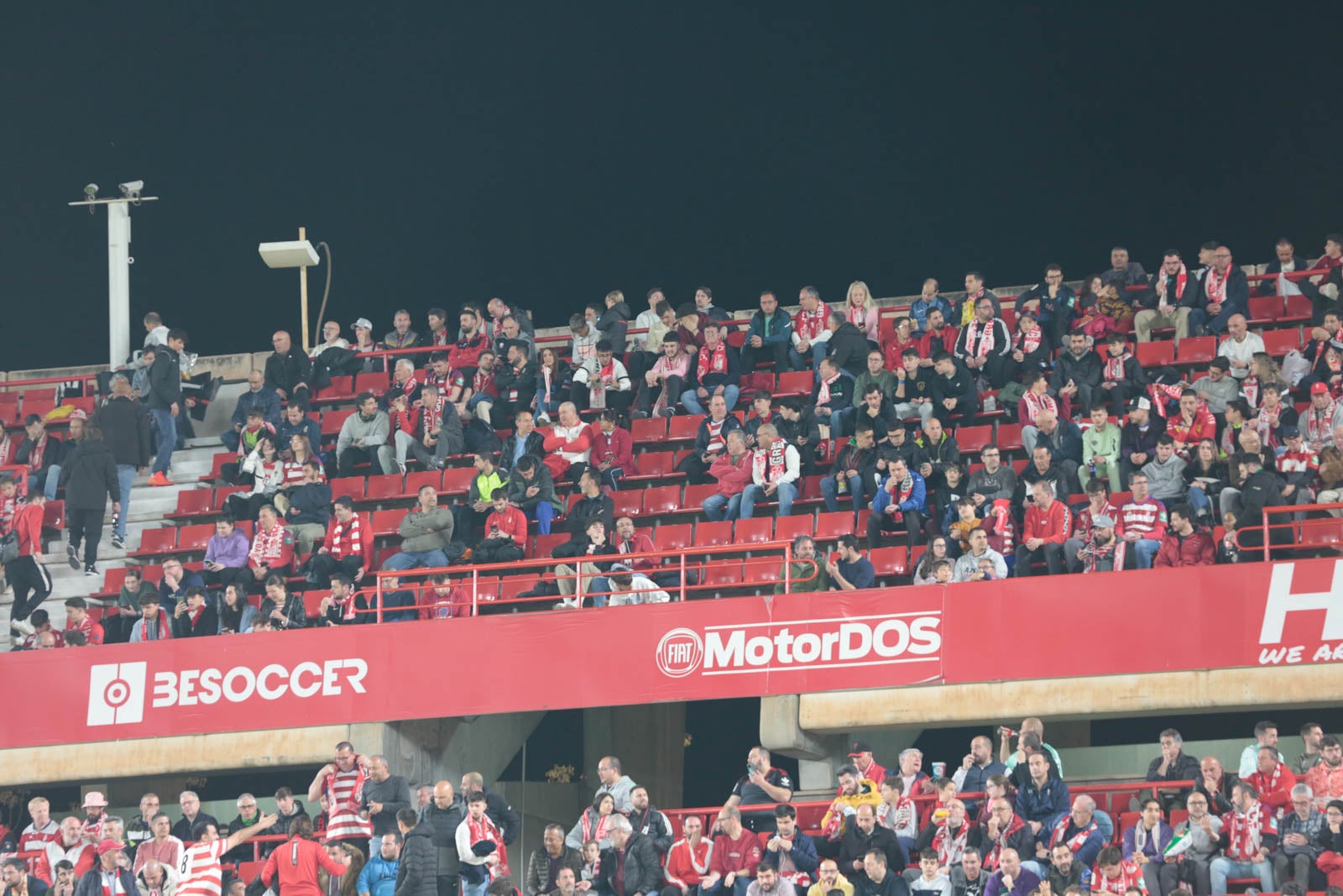 Encuéntrate en la grada en el Granada - Ponferradina