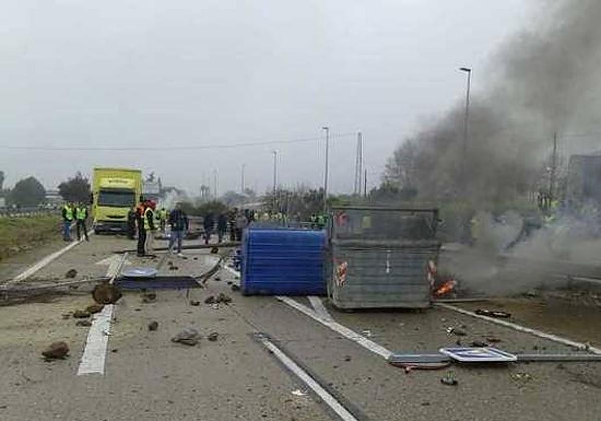 A juicio diez manifestantes por cortar la A-4 en las protestas olivareras