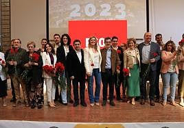 Foto de familia de la candidata Lola Marín con Francisco Reyes, Félix Bolaños y miembros de la candidatura