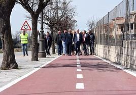 Visita de las autoridades al carril bici.
