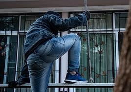 Una persona trata de acceder a una vivienda.