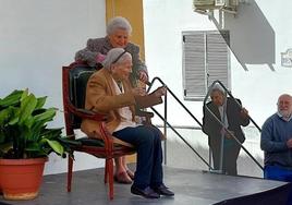El homenaje de Monachil a doña Encarna, la maestra de 101 años que enseñó a sus niños a leer y escribir