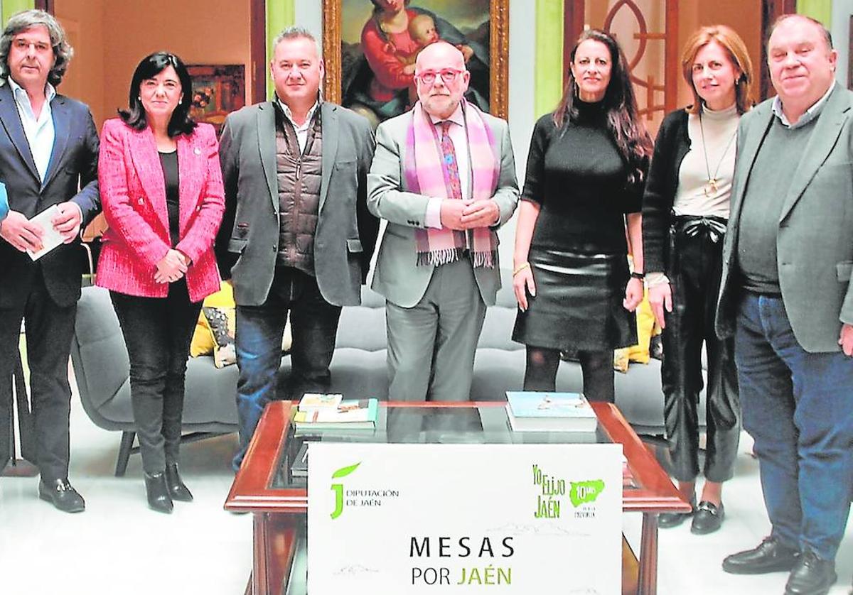 Juan Moral, Francisca Medina, Ramón Vizcaíno. Antonio Crespo, Ana Peña. María José Jiménez y Alfredo Ybarra en el hall del hotel Oleum.