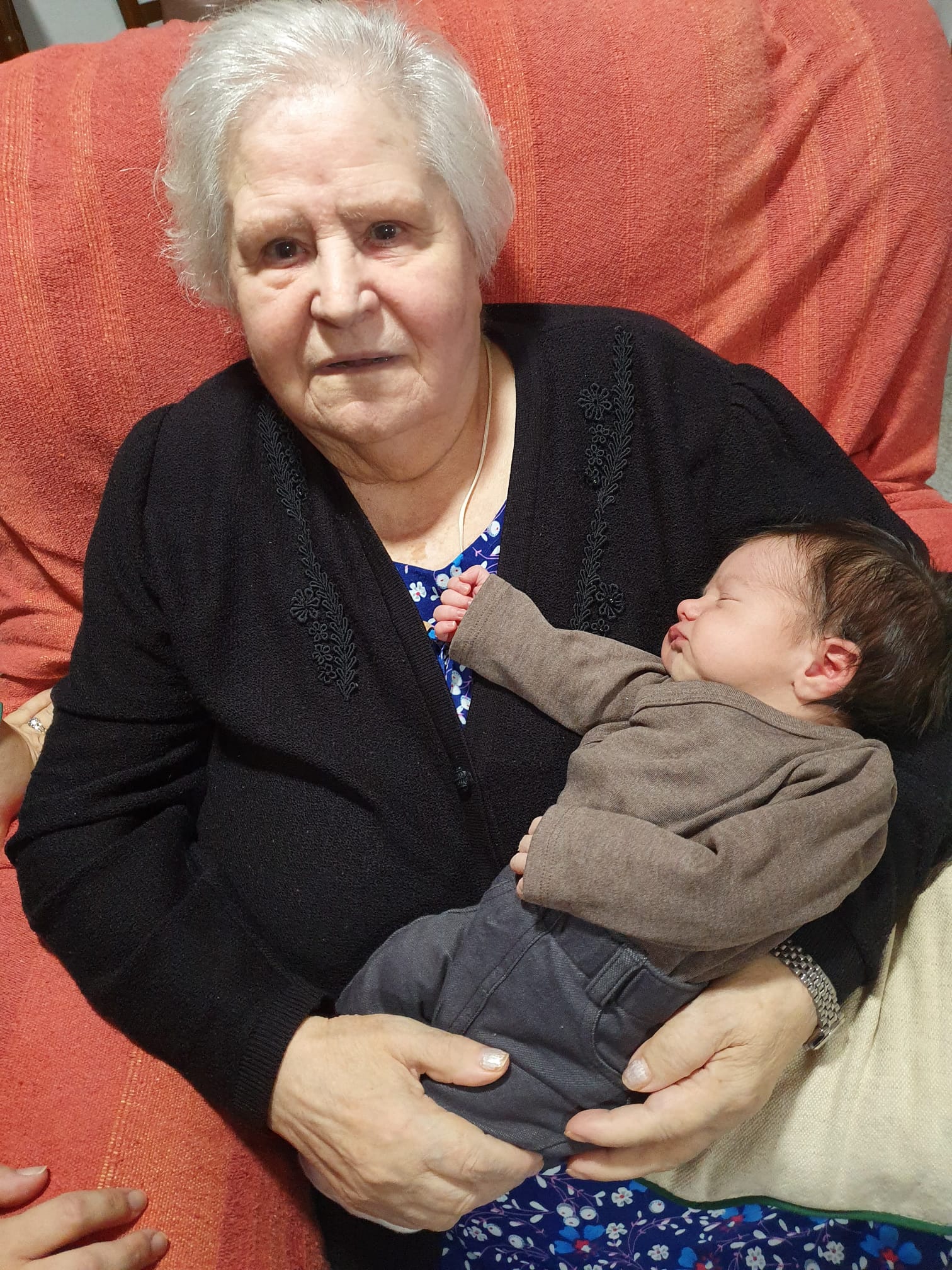 Imagen secundaria 2 - Patrocinio, inmortalizada en familia; trabajando en el campo; y con un bisnieto.