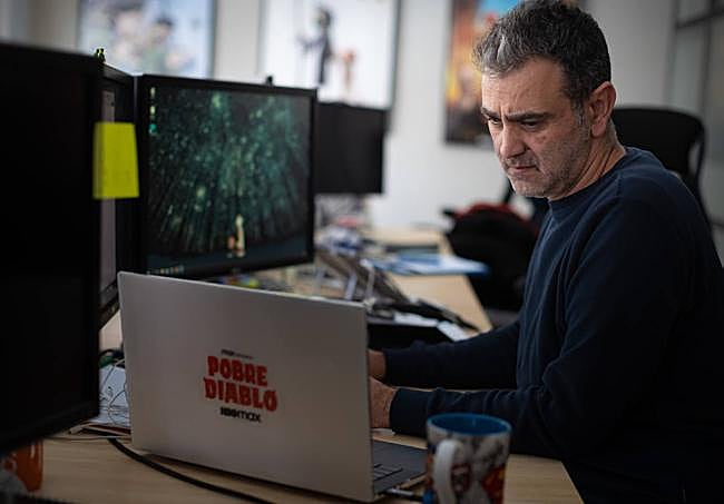 Sicilia, concentrado en el trabajo.