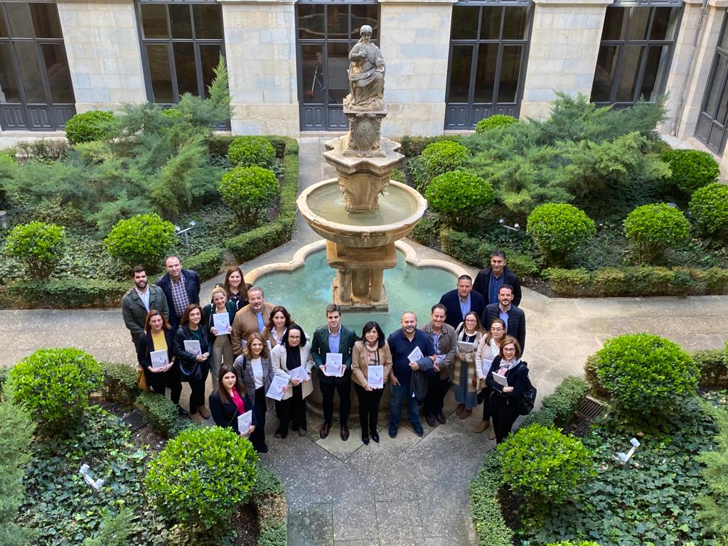 Foto de familia en el patio de la Diputación, nostrando la guía presentada. En ella Francisca Medina y Luis Miguel Carmona.