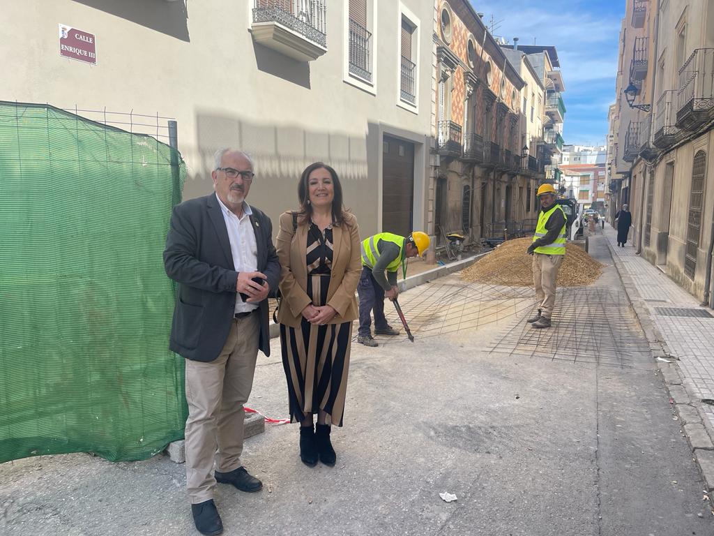 Catalilna Madueño junto al alcalde Gabriel Fajardo.