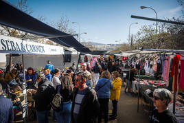 El mercadillo de los sábados en su actual emplazamiento de Torres de la Pólvora.