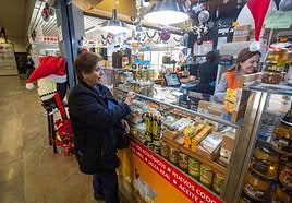 Una granadina haciendo la compra en el mercado.