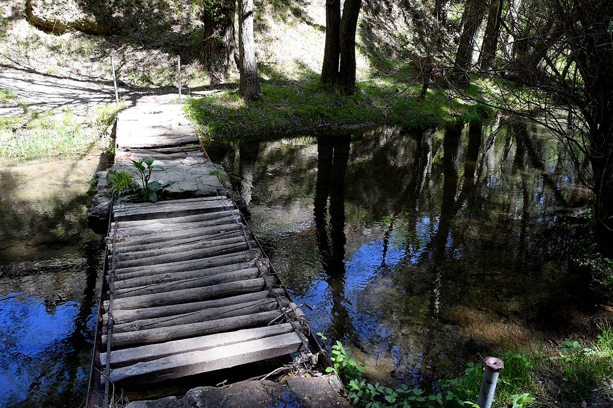 Un puente colgante en el paraje natural de Quéntar, en Granada.