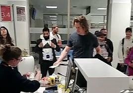 Pasajeros esperando poder embarcar al vuelo Granada-Barcelona de este lunes a las 22.25 horas.