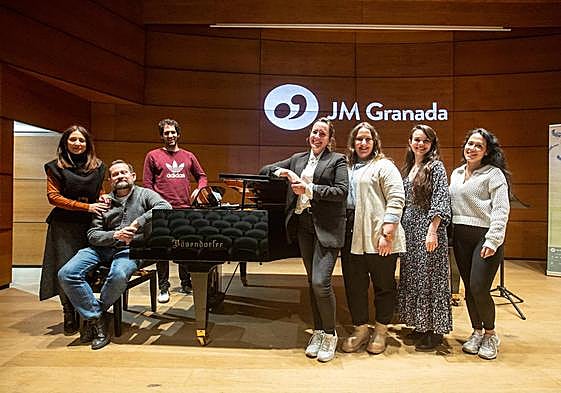 La presidenta de Juventudes Musicales de Granada, el maestro Zappa y los alumnos.