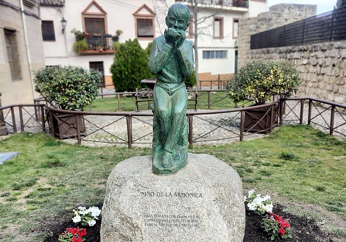 Reproducción de la escultura 'Niño de la armónica' instalada de nuevo en Castellar.