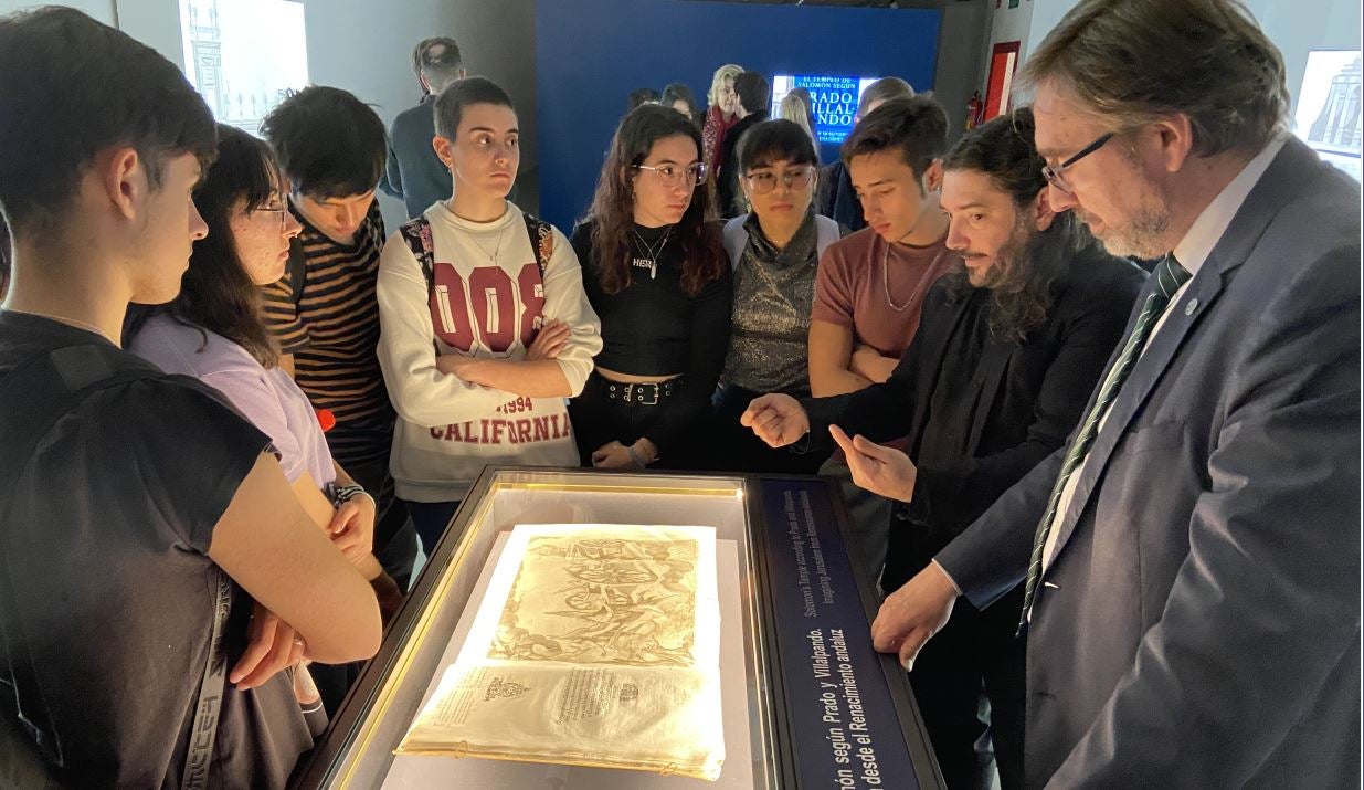 Estudiantes escuchan las explicaciones sobre uno de los documentos expuestos.