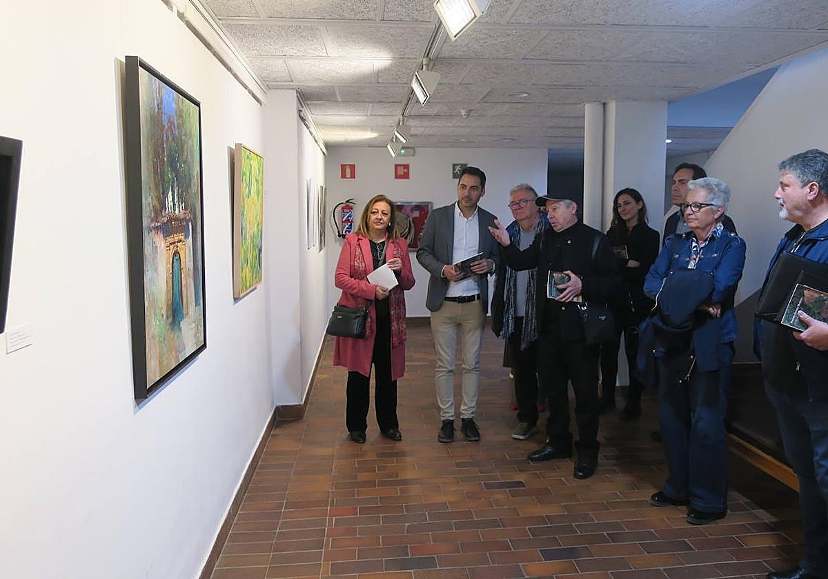 José Manuel Darro muestra algunos detalles de la exposición.