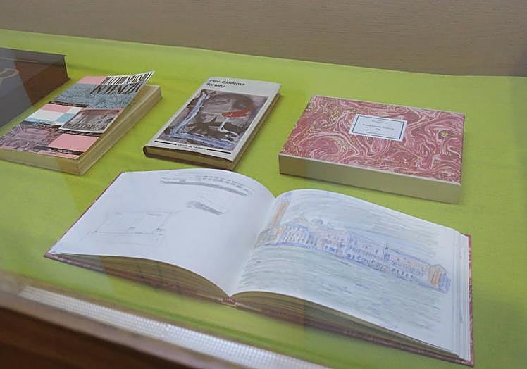 Cuaderno de Fortuny en una vitrina.