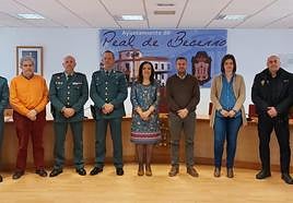 Algunos de los participantes posan antes de la reunión de seguridad en Peal de Becerro.