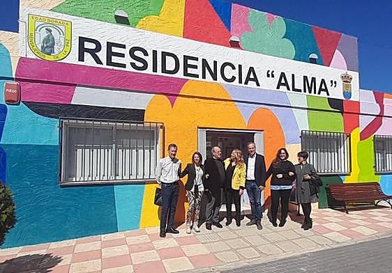 Fachada deL centro de personas con discapacidad, con los representantes del establecimiento y políticos antes de iniciar la visita.