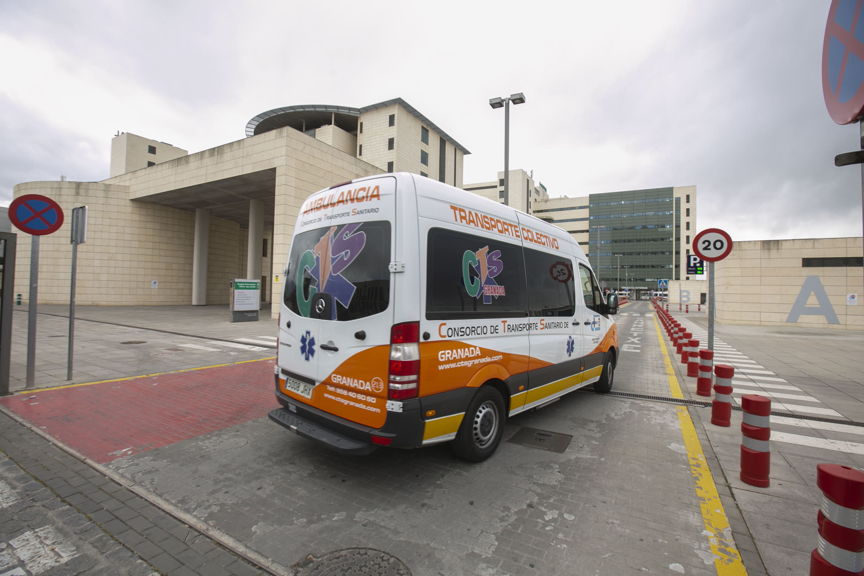 Entrada al servicio de Urgencias del Hospital Clínico de Granada