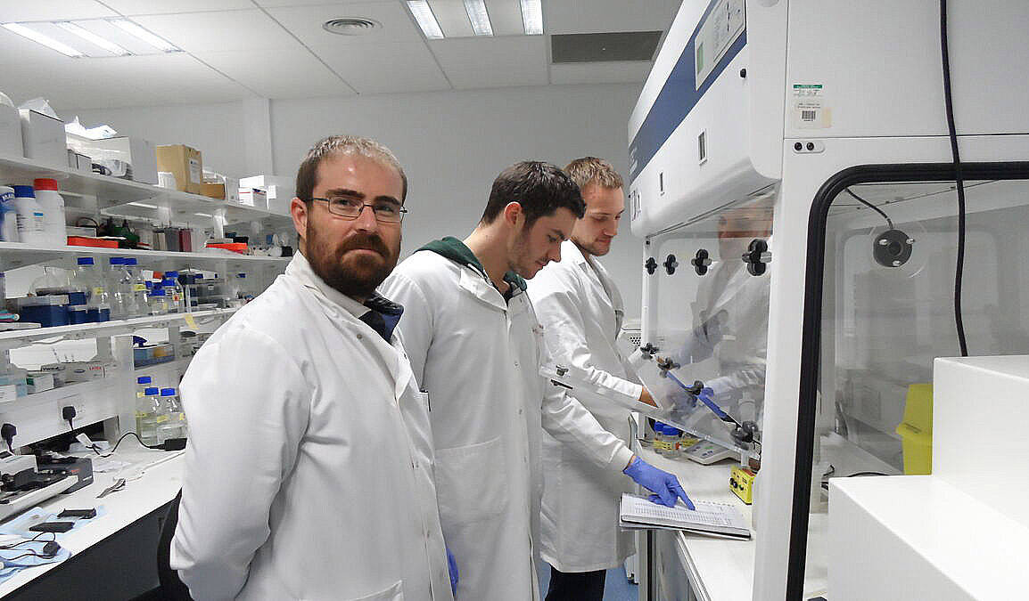 El investigador Asier Unciti-Broceta, a la izquierda, en su laboratorio de Edimburgo.